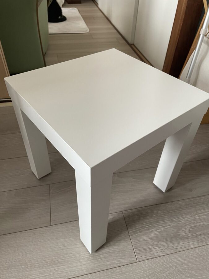 IKEAで買った四角いテーブル
