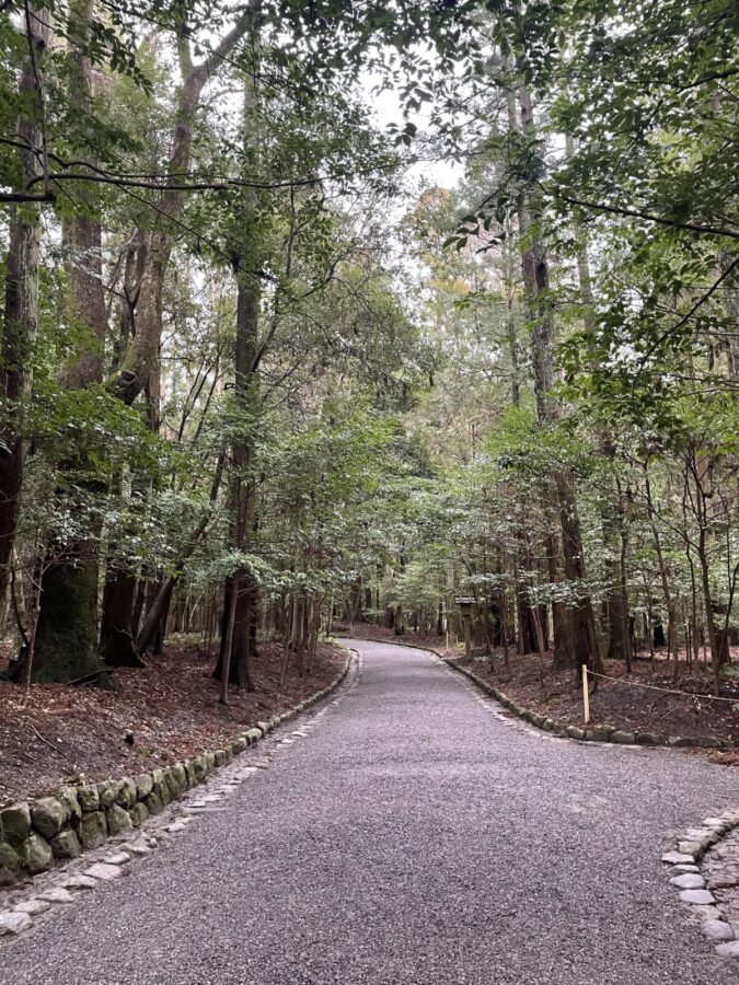 早朝の内宮砂利道