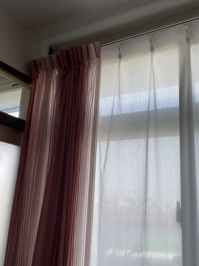 内窓にカーテンをすれば目立たない