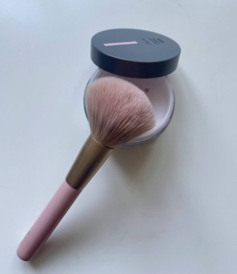 チャコットのフィニッシングパウダーとブラシ